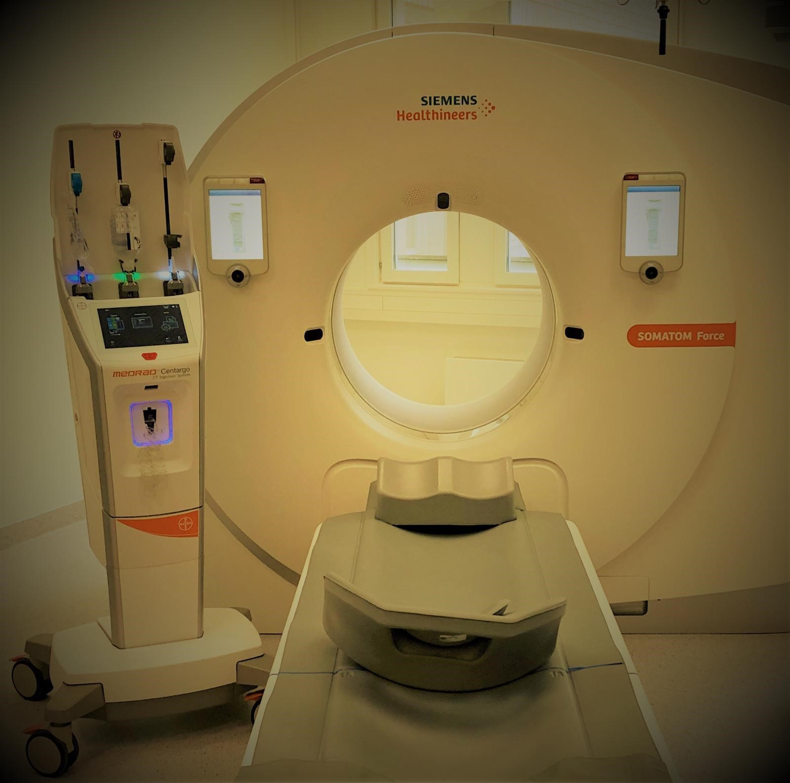 CT scanner with patient table and contrast injector